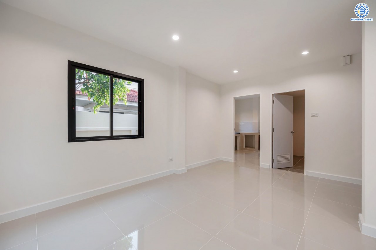 บ้านมือสองตกแต่งใหม่ โครงการ ณัฐชากรีนวิลล์ ปิ่นเกล้า-กาญจนาฯ บนเนื้อที่ 52 ตร.ว. ฟังก์ชัน 3 ห้องนอน 2 ห้องน้ำ จอดรถได้ 2 คัน บนทำเลศักยภาพ ใกล้เซ็นทรัลเวสต์เกต ทางด่วน "ศรีรัช" รถไฟฟ้าสายสีม่วง "สถานีตลาดบางใหญ่"